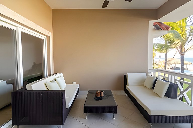 Spacious Beachfront Retreat, steps to Cabarete Fun