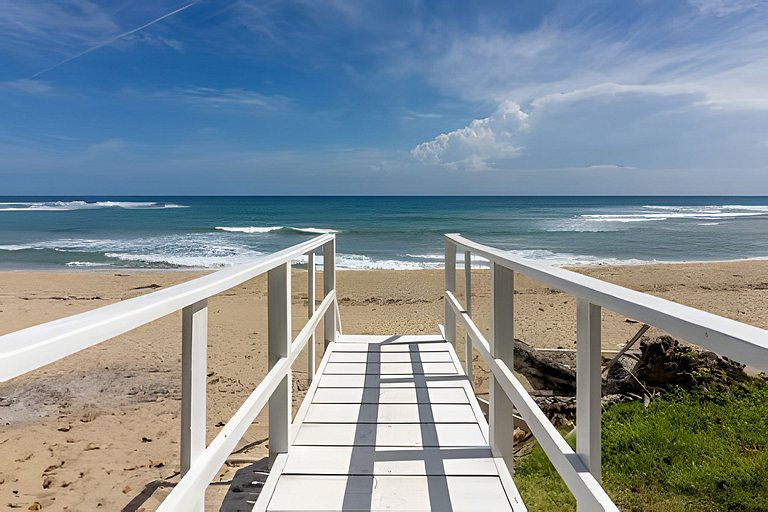 Beachfront Oasis: 4BR Villa at Playa Encuentro