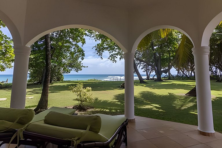 Beachfront Oasis: 4BR Villa at Playa Encuentro