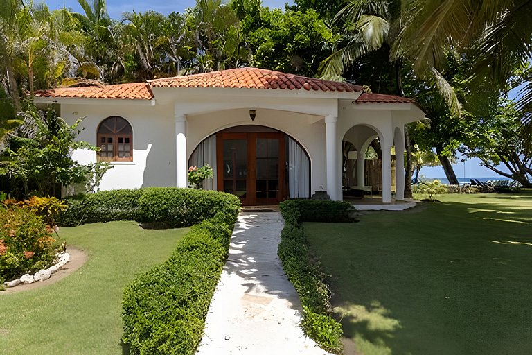 Beachfront Oasis: 4BR Villa at Playa Encuentro