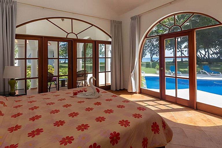 Beachfront Oasis: 4BR Villa at Playa Encuentro