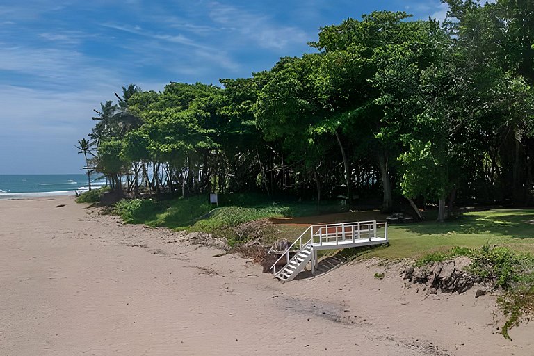 Beachfront Oasis: 4BR Villa at Playa Encuentro