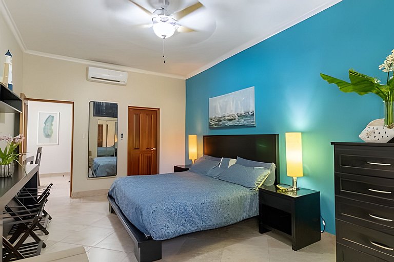 Charming 1-BR Ocean One, Walk to Beach & Dining
