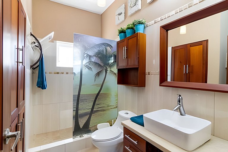 Charming 1-BR Ocean One, Walk to Beach & Dining