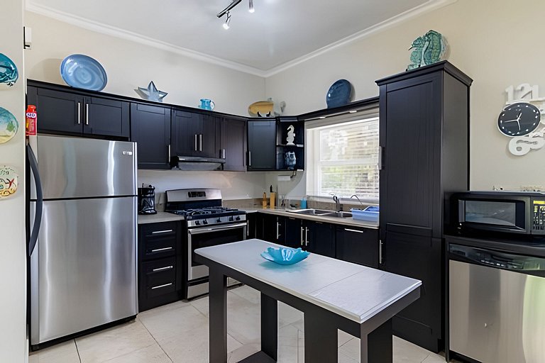 Charming 1-BR Ocean One, Walk to Beach & Dining