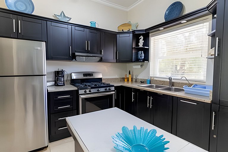 Charming 1-BR Ocean One, Walk to Beach & Dining