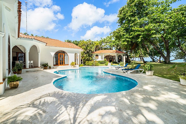 Beachfront Oasis: 4BR Villa at Playa Encuentro