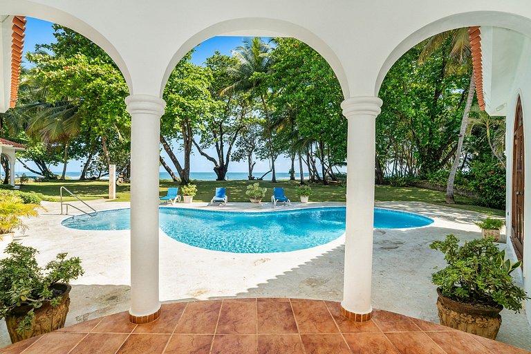 Beachfront Oasis: 4BR Villa at Playa Encuentro