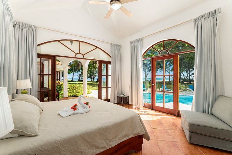 Beachfront Oasis: 4BR Villa at Playa Encuentro