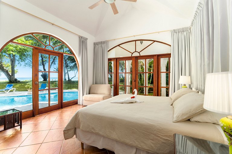 Beachfront Oasis: 4BR Villa at Playa Encuentro