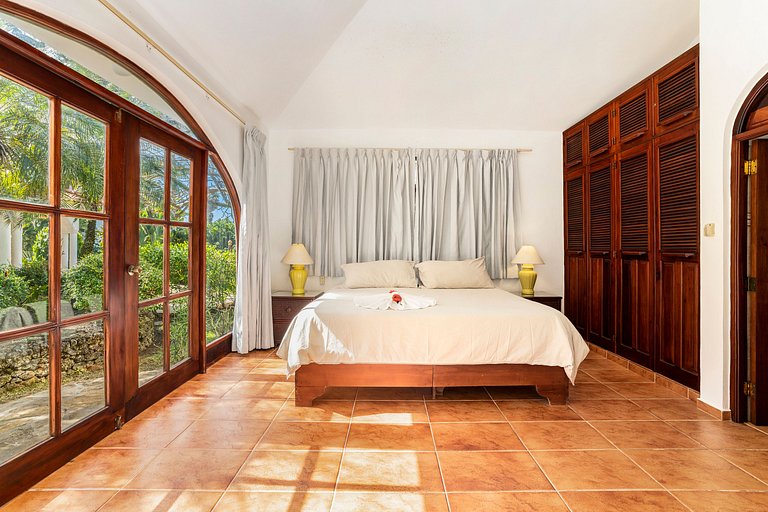Beachfront Oasis: 4BR Villa at Playa Encuentro