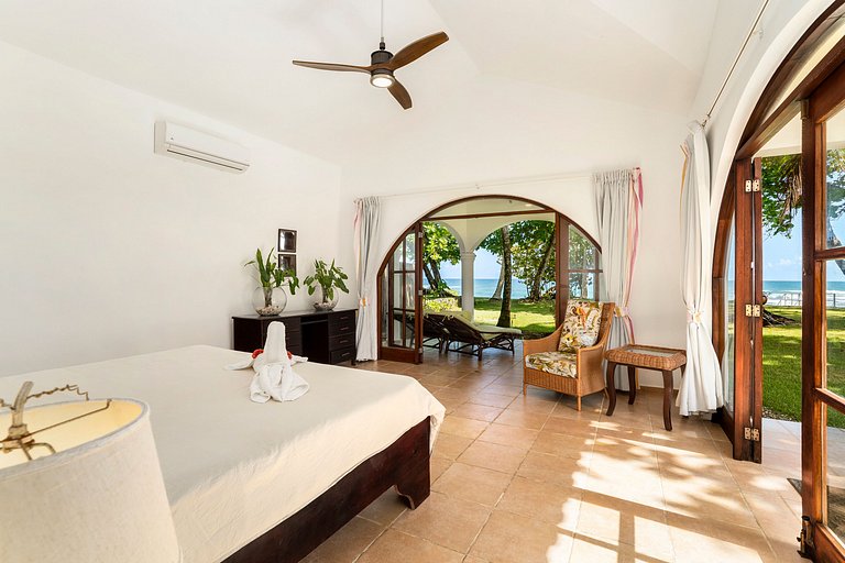 Beachfront Oasis: 4BR Villa at Playa Encuentro